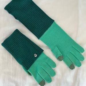 lululemon knit winter gloves, tech fingertips, excellent condition
